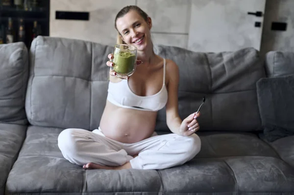 Pregnant Woman Eating Smoothie Living Room Healthy Pregnant Eating Lifestyle — Foto Stock