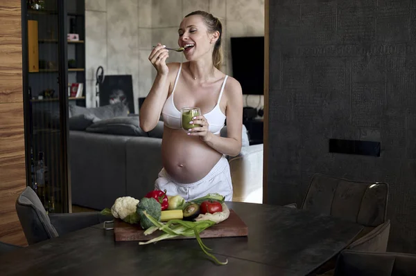 Beautiful Pregnant Woman Making Fruits Smoothies Blender Healthy Pregnant Eating — ストック写真