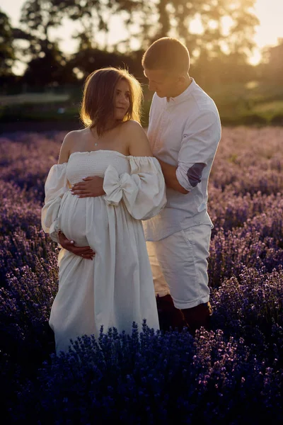 Retrato Jovem Belo Casal Grávida Campo Lavanda Pôr Sol Conceito — Fotografia de Stock