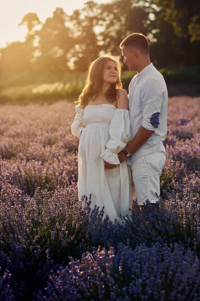 Retrato Jovem Belo Casal Grávida Campo Lavanda Pôr Sol Conceito — Fotografia de Stock