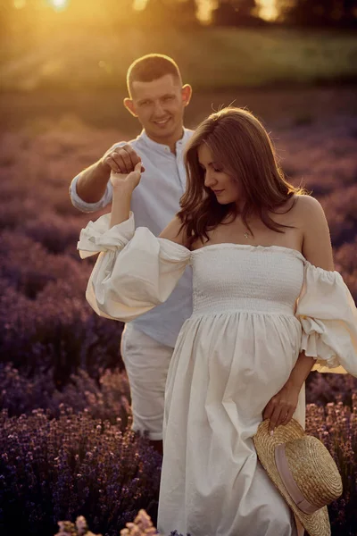 Giovane Bella Coppia Incinta Camminando Campo Lavanda Tramonto Concetto Famiglia — Foto Stock