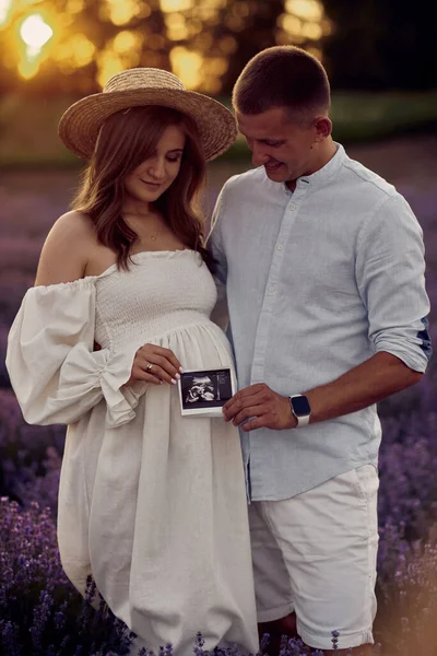 Portrait Young Beautiful Pregnant Couple Lavender Field Sunset Holding First — Stok fotoğraf