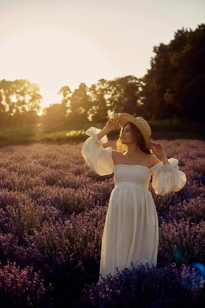 Těhotná Dívka Kloboukem Levandulovém Poli Při Západu Slunce — Stock fotografie