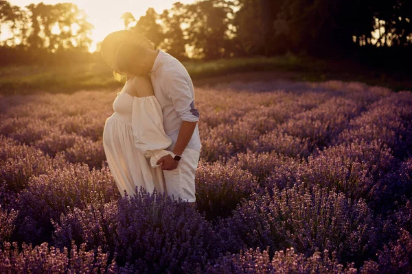 Jovem Casal Grávida Bonita Andando Campo Lavanda Pôr Sol Conceito — Fotografia de Stock