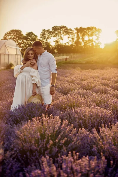 Portrait Young Beautiful Pregnant Couple Lavender Field Sunset Happy Family — Stock fotografie