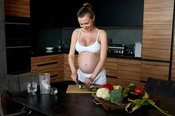 Beautiful Pregnant Woman Making Fruits Smoothies Blender Healthy Pregnant Eating stockbilde