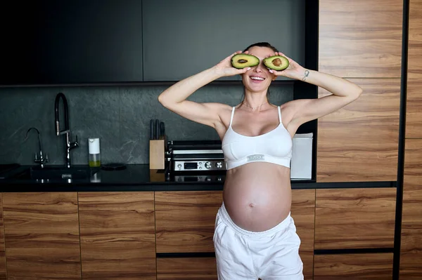 Beautiful Pregnant Woman Making Fruits Smoothies Blender Healthy Pregnant Eating royaltyfrie gratis stockfoto
