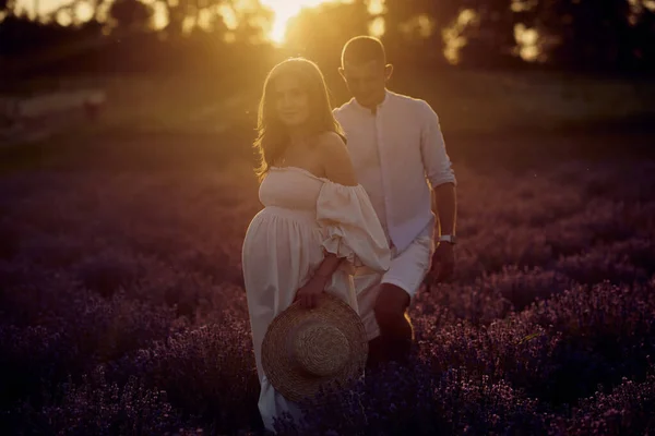 Young Beautiful Pregnant Couple Walking Lavender Field Sunset Happy Family royaltyfrie gratis stockfoto