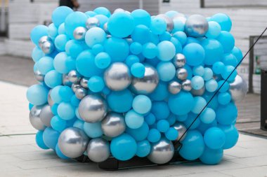 Mavi balonlar. Düğün masası hazırlıkları düğün günü.