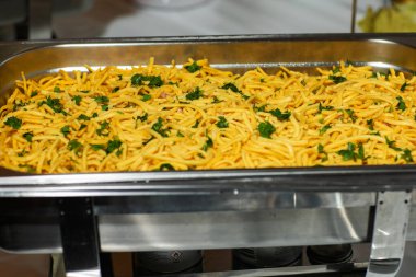 Kızarmış vermicelli veya kızarmış pirinç erişteli bihun goreng.