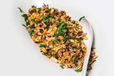 Beyaz tabakta kızarmış deniz ürünleri.