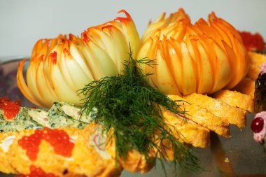 Tepside çiçek şeklinde güzel doğranmış soğan.