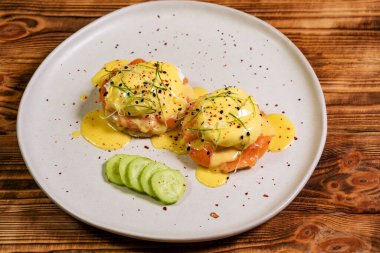 Kahvaltı tabakta yumurtalı Benedict.