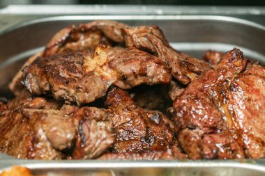 Tepside ızgara biftek ve sos.