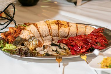 Uskumru ve kerevitli fırında somon balığı.