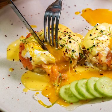 Kahvaltı tabakta yumurtalı Benedict.