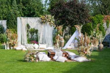 Doğum günü için sokak süslemeleri, yaz için yeşil bahçede çadır.