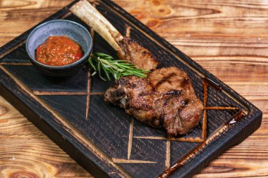 Domatesli barbekü kuzu askısı.