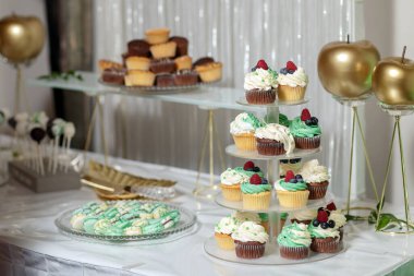 Lezzetli kek tezgahta, yakın planda..