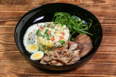 Olivier salatası. Yılbaşı ve Noel 'i kutlamak için geleneksel Rus aperatifi. Beyaz ahşap masa arka planı. Kutlama masası. Firavun ağacı dalları, altın yıldızlar ve toplar.