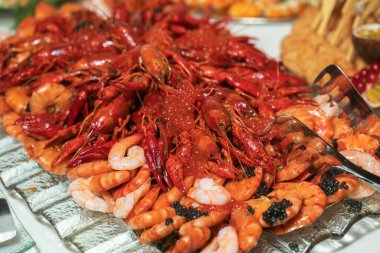 Haşlanmış kerevit bir restoranda bir tabakta yatıyor.