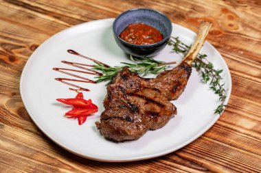 Domatesli barbekü kuzu askısı.