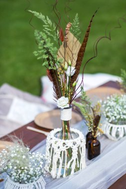 Yaz yeşili bahçede bir doğum günü için hazırlanmış sokak süslemeleri.