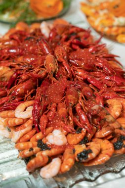 Haşlanmış kerevit bir restoranda bir tabakta yatıyor.