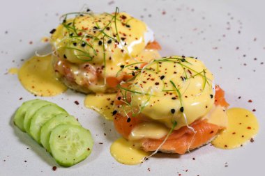 Kahvaltı tabakta yumurtalı Benedict.