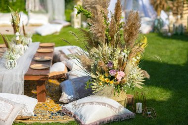 Yaz yeşili bahçede bir doğum günü için hazırlanmış sokak süslemeleri.