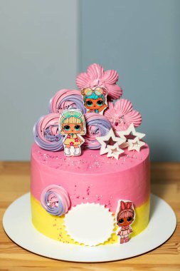 Pembe eritilmiş çikolatalı doğum günü pastası, kek, kek, çikolata ve çörek..