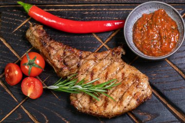 Lezzetli pirzola ya da kemiğin üzerinde fırında patates, baharat ve otlarla birlikte baltalı biftek. Yürekli et yemeği.
