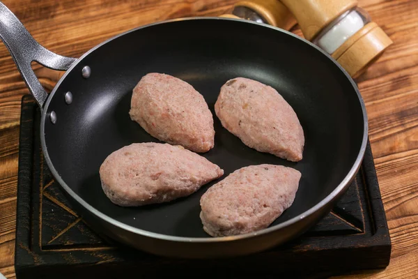 Gebratene Schnitzel vom Rind und Schwein. Schwarzer Hintergrund. Ansicht von oben — Stockfoto