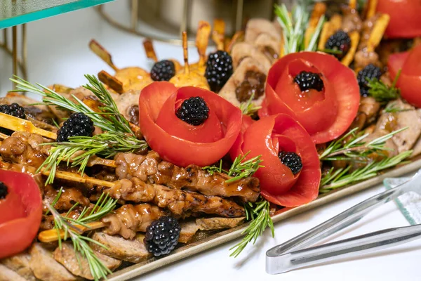 Shashlik ou kebab shish preparado em churrasqueira sobre carvão quente com legumes grelhados. Pedaços grelhados de carne de porco em espetos metálicos. — Fotografia de Stock