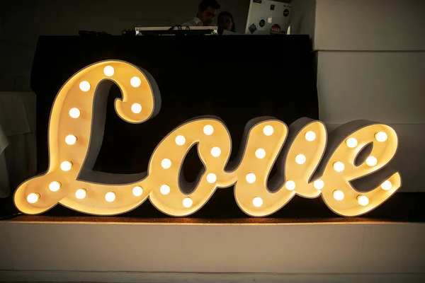 Design der Buchstaben Liebe glühende Glühbirne Buchstaben — Stockfoto