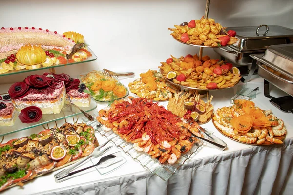 Many different dishes with fish and seafood. — Stock Photo, Image
