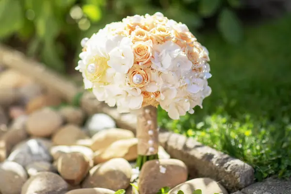 Крупный план свадебного букета из белых роз — стоковое фото