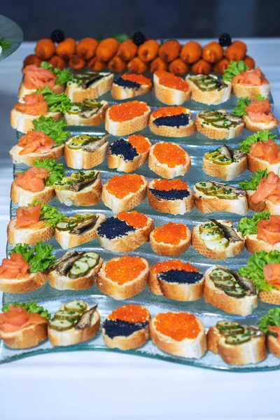 Du caviar frais sur du pain. Zukusk russe. Pain au beurre. Sandwich au caviar. Caviar russe. — Photo