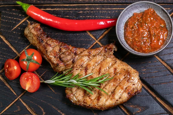 Lezzetli pirzola ya da kemiğin üzerinde fırında patates, baharat ve otlarla birlikte baltalı biftek. Yürekli et yemeği.