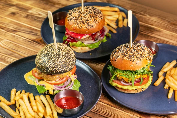 Hamburger mit Schnitzel paniert auf Tablett Stockbild