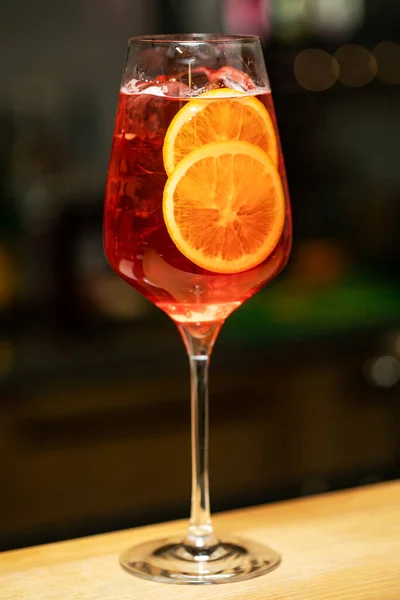 Apperol spritz cocktail em vidro enevoado, foco seletivo Fotografia De Stock