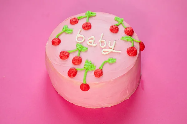 Торт на розовом фоне — стоковое фото
