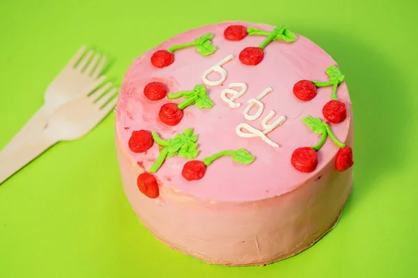 Pastel de cumpleaños de niña sobre fondo verde — Foto de Stock