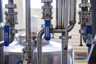 Büyük bir grup yeşil geri dönüşümlü cam şarap şişeleri, şaraphane