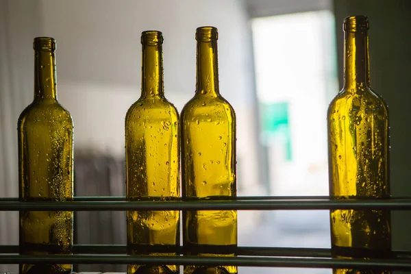 현대 와이너리에서 기계 bottling에 레이블이 없는 유리 병 — 스톡 사진