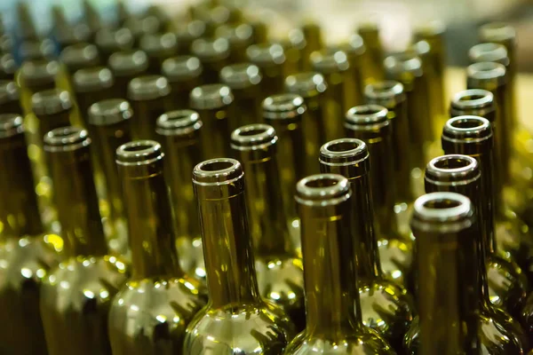 와이너리에서 와인 녹색 재활용된 유리 병의 큰 그룹 — 스톡 사진