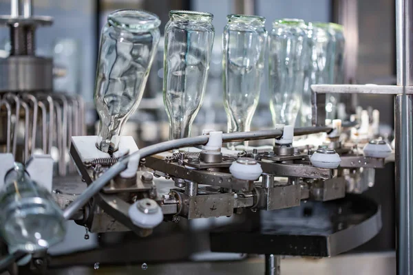 유리병 세척을 위한 기계입니다. 알코올 음료 bottling 공장. 스톡 사진