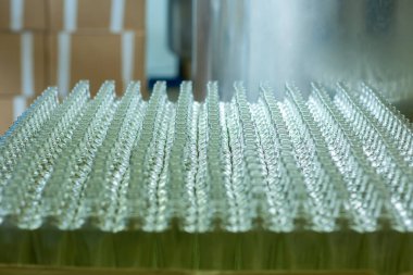 Büyük bir grup yeşil geri dönüşümlü cam şarap şişeleri, şaraphane