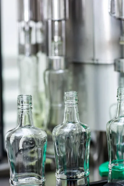 Порожні скляні пляшки на конвеєрі. Фабрика для розливу алкогольних напоїв. Виробництво та розлив алкогольних напоїв . — стокове фото