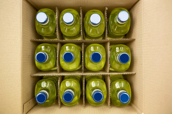 Винні пляшки в коробці крупним планом — стокове фото